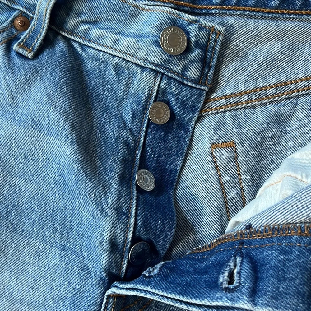Cutest Light Wash Cutoff Levi’s Shorts With Floral Eyelet Detail! - Picture 12 of 12